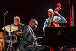 « Oscar Peterson Celebration » feat. Sullivan Fortner, John Clayton & Jeff Hamilton (7)